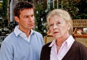 Auch nach Jahren gibt Mary (Lisa Kreuzer, r.) ihrem Schwiegersohn Luke (Thomas Scharff) noch die Schuld an dem Tod ihrer Tochter.