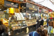 Besucher des Mahane Yehuda-Markts in Jerusalem können im Halva Kingdom, wo 101 verschiedene Sorten angeboten werden, kostenlose Halva-Proben genießen.