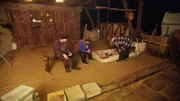 Die gebürtige Schwäbin Anja (re.) hat hohe Ziele: Bogenschießstand, Festsaal, Hofladen, historische Schmiede und eine rustikale Kochstelle sollen in den heruntergekommenen Stallungen entstehen.