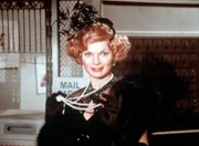 Orma Lee (Ronnie Cliare Edwards) hat sich zum Ausgehen zurechtgemacht und zeigt stolz ihre Perlenkette, die ihr Tante Cordelia vererbt hat.