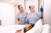 Mal sehen, ob's tropft: Praxisanleiterin Irene mit Pflegefachkraft-Azubi Kyra (r).
