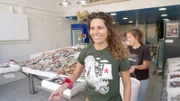 Gefragter Fischabfall: Mehrmals die Woche holen Christina Lantzaki (li.) und ihre Kollegin die unverkäuflichen Reste aus den Fischläden. Sie stellen daraus Pflanzendünger her.