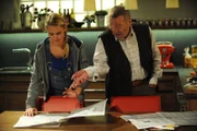 Yvonne sucht gemeinsam mit ihrem Opa die Zeitung nach der Anzeige ab. Von links: Yvonne (Alexa Eilers) und Alois Preissinger (Erich Hallhuber sen.).