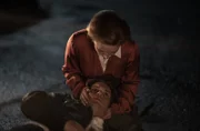 Margot (Anna Maria Mühe) sieht den schwerverlezten Winne (Damian Hardung) vor dem Wagen liegen. Winne stirbt in Margots Armen.
