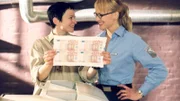 Andrea (Jana Becker, li.) und Annika (Sylwia von Wildburg) begutachten ihr selbst produziertes Falschgeld.