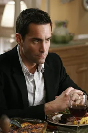 Dr. Ron (Jay Harrington) informiert Susan, dass sie operiert werden muss, da sie eine wandernde Milz hat, die im Laufe der Zeit der Leber bedrohlich nahe gekommen ist. Doch Susan zögert, sich von ihm operieren zu lassen ...