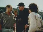 Slick McBurney (Gregory Walcott, l.) wird vom Schiedsrichter, Reverend Alden (Dabbs Greer), verwarnt, weil er unfair gespielt hat. Charles (Michael Landon, r.) verfolgt das ganze mit Genugtuung.