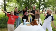 Marina (2. von links), Tessa, Naayif, Aenne, Carla und Helena bauen eine Ausstellung mit Dingen, die sie persönlich schön finden.
