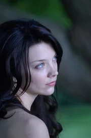 Zunächst vom Vater auf Henry VIII. angesetzt, doch dann findet die schöne Anne Boleyn (Natalie Dormer) Gefallen am König - und startet zu einem gefährlichen Spiel ...