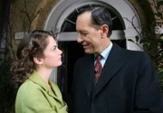 Georgina Barrow (Ruth Wilson), Raymond West (Richard E. Grant).
