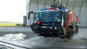 Der Panther ist ein Löschfahrzeug für Flughäfen. Mit seinen Bodendüsen kann er im Notfall auch durch Feuer fahren.