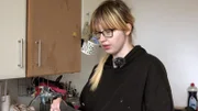 Jasmin und Maik bereiten sich auf Weihnachten vor und haben viele Lebensmittel eingekauft, um über die Feiertage zu kommen.