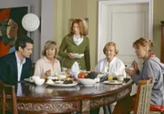 Robert (Ralf Bauer) hat das Haus seiner Mutter Maria (Ruth Maria Kubitschek, 2.v.re.) einem Immobilienhai überschrieben. Nun müssen Julie (Gila von Weitershausen, 2.v.li.), Dana (Gaby Dohm, re.) und Haushälterin Veronika (Henny Reents, 3.v.li.) ihm aus der Patsche helfen.