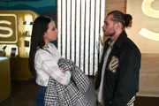 Charlotte "Charlie" (Shaolyn Fernandez) macht Milan (Vitali Huk) entschieden klar, einzig über ihre Leistung bekannt werden zu wollen.