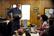 Mike (Neil Flynn, l.) erwischt Axl (Charlie McDermott, r.) beim Schule schwänzen und entschließt sich deswegen, ihn zur Strafe mit in den Steinbruch zu nehmen ...