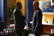 Vance (Rocky Carroll, l.) und Gibbs (Mark Harmon, r.) ermitteln im Fall eines ermordeten Marineoffiziers: Wieso wird Duckys alte Adresse in der Tasche des Toten gefunden?