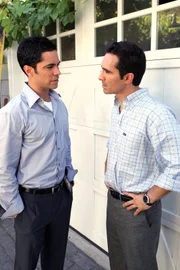 Scott (Danny Pino, l.) besucht seinen Bruder Mike (Nestor Carbonell, r.) bezüglich eines Kindesmissbrauchs ...