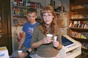 Lisa (Alexandra Neldel, r.) ist vom Zusammenhalt der Seidels in schweren Zeiten sehr beeindruckt. Jürgen (Oliver Bokern, l.) hält dies für normal - auch die Plenskes würden in der Not zusammenstehen. (Dieses Foto von Alexandra Neldel darf nur in Zusammenhang mit der Berichterstattung über die Serie "Verliebt in Berlin" veröffentlicht und verbreitet werden.)
