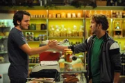 Flori nimmt Lex' Entschuldigung an. Von links: Florian Brunner (Tommy Schwimmer) und Lex (Sebastian Gerold).