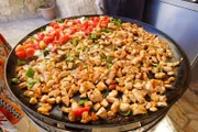 Hühnchen und Gemüse auf dem Grill im Restaurant „Al Qantarah“.