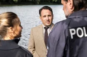 Carsten Heinrich (Stefko Hanushevsky, M.) übergibt den Fall an Jäger (Markus John, r.) und Klara (Bianca Nawrath, l.).