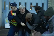 Julien Baptiste (Tchéky Karyo, Mitte)