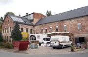 Michael (50) und Kerstin (47) haben sich mit ihren acht Kindern den Traum einer großen Familie erfüllt. Damit die Rasselbande auch genug Platz hat, kauft das Paar eine alte, renovierungsbedürftige Mühle (Foto). Doch die Freude darüber währt nicht lange: Michael stellt schwerwiegende Mängel fest, die dringend beseitigt werden müssen.