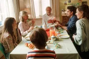 Für den Geburtstag von Opa Fritz (Siemen Rühaak) kommen alle zusammen: Freddy (Oliver Wnuk), Juliana (Meike Droste), Zoé (Sophie Reiling), Niko (Max Günther) und Regina (Hedi Kriegeskotte).