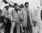 "Columbo - Ein Denkmal für die Ewigkeit", Der erfolgreiche Architekt Elliot Markham befasst sich mit einem Projekt, das alles übertreffen soll, was er bisher gebaut hat: eine supermoderne Stadt. Markham hofft, dass der reiche Beau Williamson das Vorhaben finanziert. Der Multimillionär lehnt jedoch ab. Nach einer heftigen Auseinandersetzung mit dem Architekten verschwindet Williamson spurlos.Im Bild (v.li.): Patrick O'Neal (Elliot Markham), Peter Falk (Lt. Columbo).