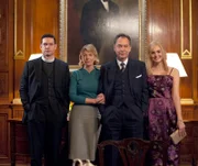 v.l.n.r. Will Davenport (Tom Brittney), Amelia Gurney-Clifford (Jemma Redgrave), St John Gurney-Clifford (Dominic Mafham) und Joan Beaumont (Christina Cole).