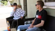 Pascal (21, li.) sitzt auf heißen Kohlen. Der 21-Jährige hat die letzten zwei Wochen ein Praktikum bei der Deutschen Bahn absolviert. Nun hofft er auf eine Festanstellung.