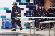 V.l.: Wallace Boden (Eamonn Walker), Matthew Casey (Jesse Spencer), Kelly Severide (Taylor Kinney)