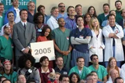 Mitte v.l.: Janitor (Neil Flynn), Carla Espinosa (Judy Reyes), Chris Turk (Donald Faison), John "J.D." Dorian (Zach Braff), Elliot Reid (Sarah Chalke), Perry Cox (John C. McGinley)