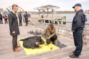 v.l.: Dominick "Sonny" Carisi (Peter Scanavino), Lindsay Parker (Annie Baltic), Lieutenant Olivia Benson (Mariska Hargitay) und Sgt. Carl Matthews (Travis Mitchell)