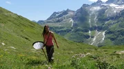 Sabrina Gurten ist auf der Alp groß geworden. Heute erforscht sie als Biologin Wildbienen.