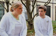 Kris (Jascha Rust) fragt Miriam (Christina Petersen) nach dem wirklichen Grund dafür, dass sie so sauer auf ihre Mutter ist.