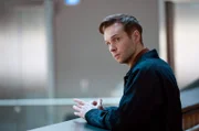 Angespannt wartet Gabe (Sion Daniel Young) auf die Entscheidung des Adoptionskomitees.