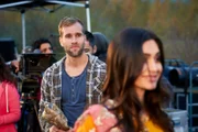 Dreharbeiten für ein Bollywood Film - Mitten auf einer bundesdeutschen Autobahn. Die Bollywood-Queen Priya Shetty (Stefania Kavas) und Film-Crew-Mitglied Maik Traber (Mathis Landwehr) während der Dreharbeiten.