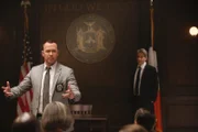 Im Gerichtssaal versucht Danny (Donnie Wahlberg, l.), Lewis (Michael Imperioli, r.) und die Geschworenen von seiner Unschuld zu überzeugen. Mit Erfolg?