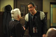 Theresa lässt sich widerstrebend darauf ein, den neuen Pfarrer bei sich aufzunehmen. Von links: Theresa Brunner (Ursula Erber) und Markus Steiger (Ben Akkaya).