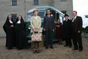 Miss Marple is faced with her greatest challenge yet when she receives instructions from an old friend, the recently deceased Mr Rafiel, to investigate a ‘possible crime’. But there’s a catch - she has not been told what the crime is. Instead, she is booked onto a mystery coach tour to gather clues. Miss Marple takes her nephew Raymond West to accompany her on the tour as Mr Rafiel warns that danger may threaten. It begins to dawn on them both that all the passengers have been placed there for a reason, as their lives interconnect in various ways. Even more significantly, everyone is connected to a young girl, Verity Hunt, who went missing during the war. They also realise that every destination on the tour is significant and start to piece together information about Verity, finding out that she fled from a nun’s sanctuary in the dead of night to be with her German lover, Mr Rafiel’s son Michael, and was never seen again. Is it mere coincidence that Verity also lodged with Sydney Lumley before he met his young wife Margaret? Margaret’s resemblance zu Verity shocks the elderly Mr Raeburn, ex butler to the caustic lady of the manor Amanda Dalrymple, who threw out Verity for ‘stealing’ and is now travelling with an obsequious lawyer, Derek Turnbull. With the help of young detective Colin Hards, Miss Marple and Raymond piece together the secrets of the past to fulfil a promise to her dear old friend.
