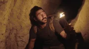Hazen geht mit einer handgefertigten Fackel durch Tunnel in einer Höhle (National Geographic).