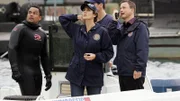 Dr. Sheldon Hawkes (Hill Harper, l.), Detective Stella Bonasera (Melina Kanakaredes) und Det. Mac Taylor (Gary Sinise) sind zunächst ratlos. Ein Mann fällt von einer Brücke auf einen Attentäter und beendet so einen Amoklauf auf dem East River. Doch war der Sprung wirklich ein Selbstmord?