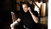 Detective Mac Taylor (Gary Sinise) möchte seine Rippenbrüche am liebsten in Ruhe zu Hause in seiner Wohnung auskurieren - doch plötzlich sieht er sich mit unerwarteter Heimarbeit konfrontiert.
