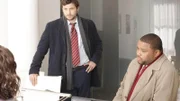 Der durch seine Lebensgeschichte berühmt gewordene Stricher Sweetie Ness wird tot aufgefunden. Die Ermittlungen führen Lupo (Jeremy Sisto, l.) und Bernard (Anthony Anderson) zunächst zu der Agentin von Sweetie.