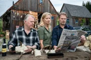 Alt-Förster Georg Bergelt (Andreas Schmidt-Schaller, l.), Försterin Saskia Bergelt (Teresa Weißbach, M.) und Kommissar Robert Winkler (Kai Scheve, r.) sind erstaunt über die Details in der Berichterstattung.