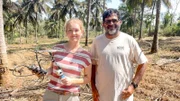 Nina und Schlangenforscher Gerry sind mit einer Peilantenne auf der Suche nach einer Kettenviper.