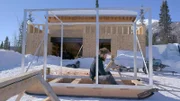 Kaleb Rowland baut ein Eisfischerhaus auf einem Schlitten. (National Geographic)