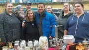 Trödelexperte Marco Heuberg (Mitte) mit Michaela (2.v.re.) und deren Familie