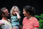 Der Biohof Pex liegt im Landkreis Deggendorf am Rande des Gäubodens. Anna (rechts) hat Landwirtschaft studiert und den Hof gemeinsam mit ihrem Mann (links) Fabian übernommen. Ihr Tag beginnt um 5 Uhr morgens und vor 21 Uhr gibt es in der Regel keinen Feierabend für sie. Gemüseanbau und die Zucht von Krainer Steinschafen sind die Hauptstandbeine des Betriebs. Anna Spezialität ist das Fermentieren von Lebensmitteln. Auch für das Landfrauenküche-Menü serviert sie fermentierte Zutaten.